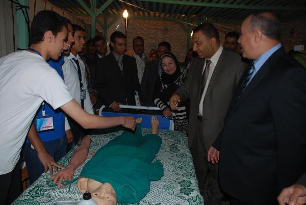 محافظ سوهاج يشارك طلبة الجامعة فعاليتهم