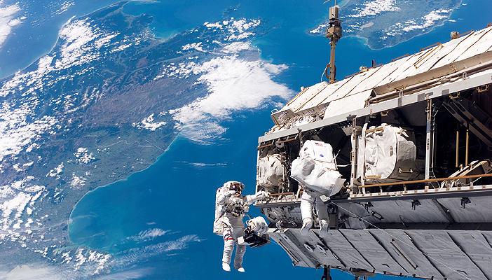 بالصور.. 50 عامًا على أول خروج إلى الفضاء