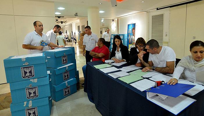 ساويرس والبرادعي يدونان لانتخابات إسرائيل.. والشارع يتجاهلها