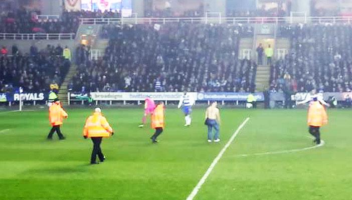 بالفيديو.. مشجع إنجليزي يقتحم الملعب وسط هتافات الجماهير