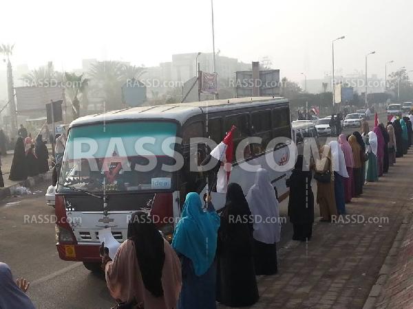 سلسلة بشرية بالعاشر من رمضان استجابة لدعوة التحالف