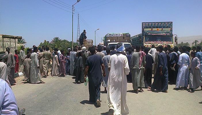 ردا على اعتقال السيدات..أهالي سوهاج يقطعون الطرق