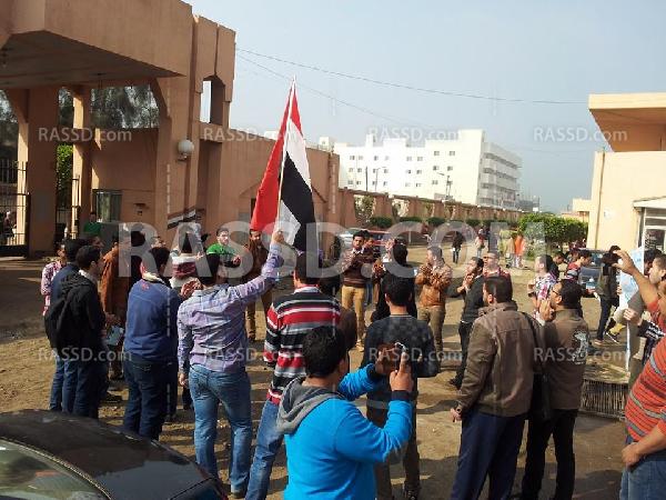 طلاب “هندسة منوف” يحرقون العلم الأمريكي والصهيوني