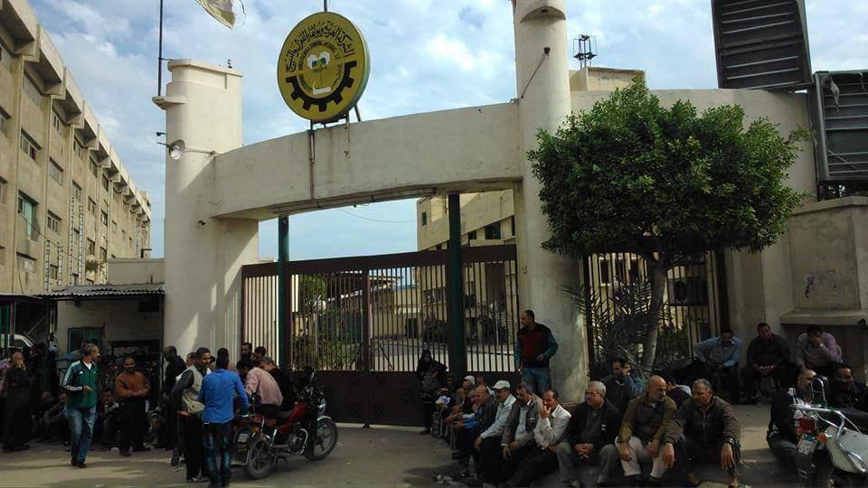 عمال غزل الإسكندرية يحاصرون الشركة احتجاجا على تأخر رواتبهم
