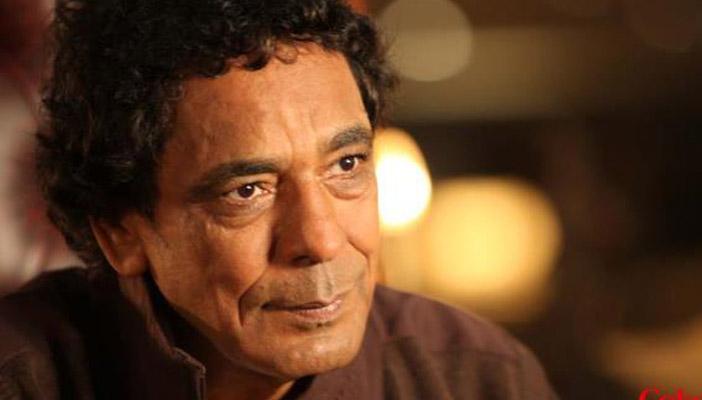 محمد منير.. سقوط الكينج في حضن السيسي