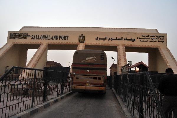 ترحيل 126عامل مصري من ليبيا