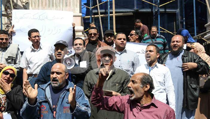 بالصور.. وقفة لعمال الضرائب والجمارك اعتراضا على قانون الخدمة المدنية