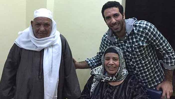 أبوتريكة يهنئ والدته بعيد الأم وينشر صورة لهما