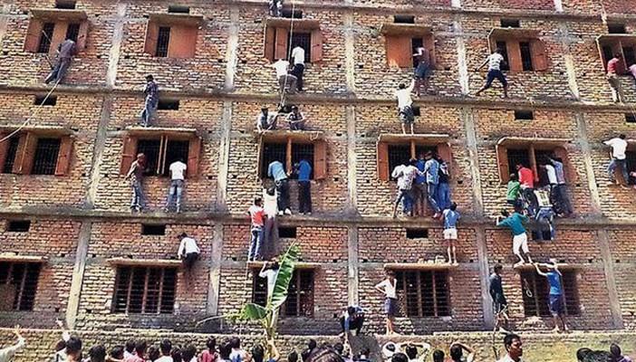 بالفيديو.. أكثر من 500 طالب هندي يغشون علنًا