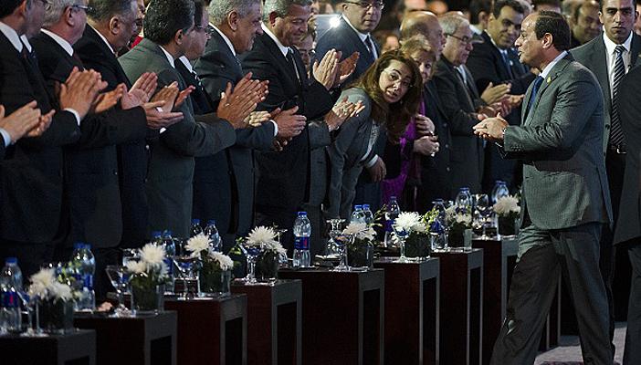 أستاذ علوم سياسية: السيسي أكبر تاجر دين عرفته مصر