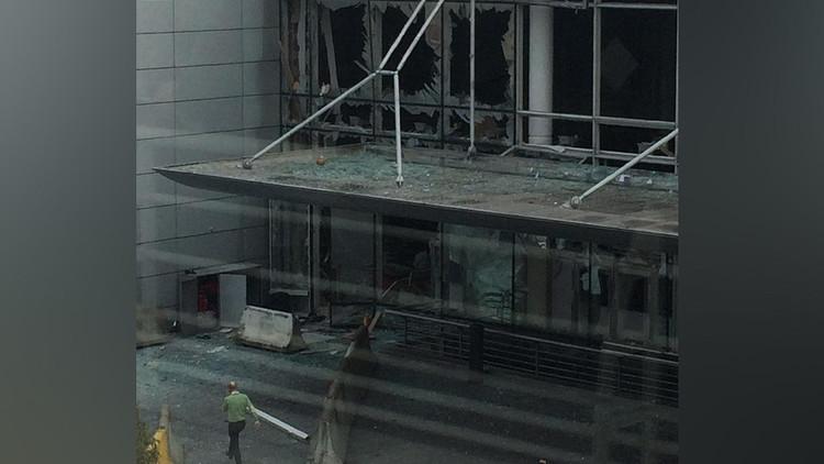 جراء 3 تفجيرات.. سقوط 12 قتيلًا في مطار بروكسل صباح اليوم