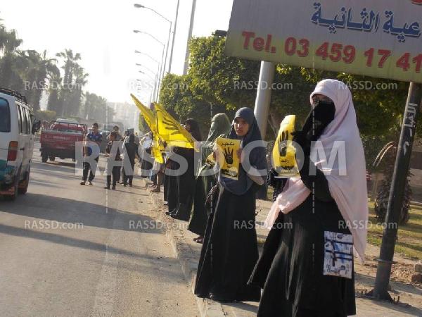سلسلة بشرية صباحية لرافضى الانقلاب ببرج العرب