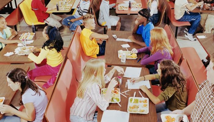 مدارس فرنسية تجبر طلابها المسلمين على تناول لحم الخنزير