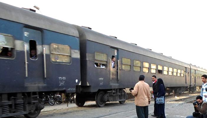 إصابات خطيرة لطالب سقط من قطار بالإسماعيلية