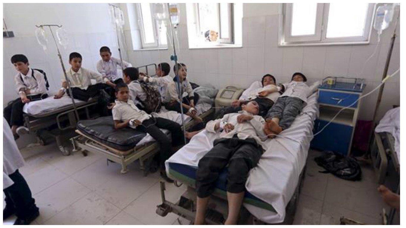 إصابة 52 طالبا باشتباه تسمم في أسوان ونقل 70 آخرين لمستشفى السويس