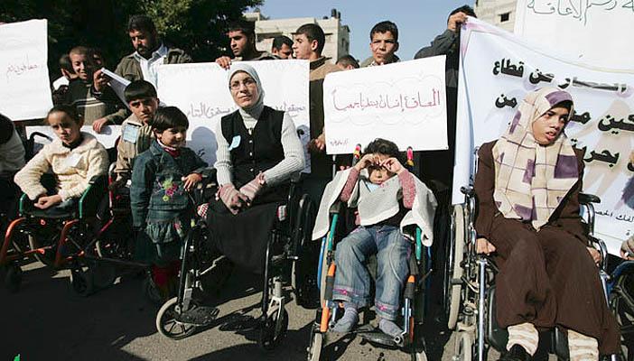 معاقون يعتصمون أمام مجلس الوزراء لتنفيذ مطالبهم