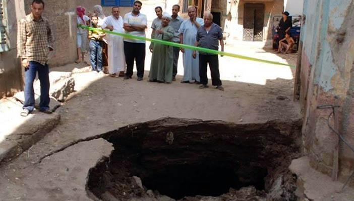 هبوط أرضى بسبب صيانة الصرف الصحي في “طما” سوهاج