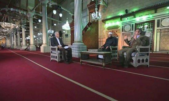 بالصور.. قناة شيعية إيرانية تصور برنامجها بالحسين أسبوعيا