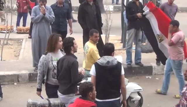 بالفيديو..خناقة بسبب فتاه بين معارضي مرسي بالمقطم