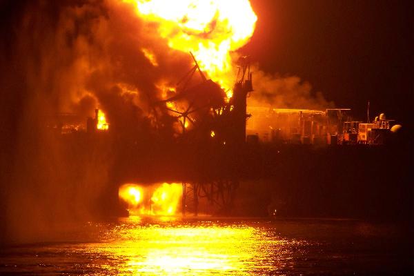 حريق بحفار بترول بخليج السويس وفشل السيطرة عليه