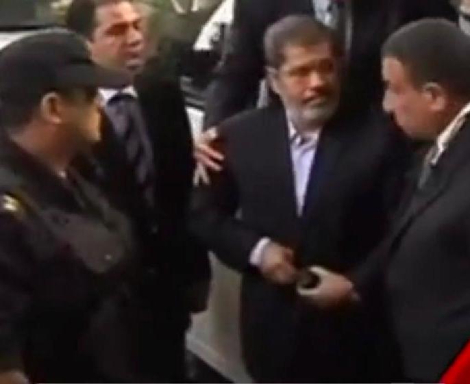 وصول “مرسي” وآخرين لأكاديمة الشرطة بقضية الاتحادية