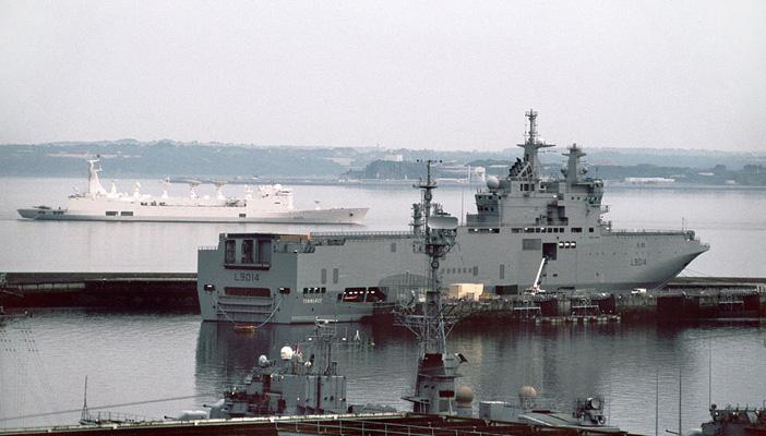 “لاتريبيون”: مصر تشتري 4 سفن حربية وقمرًا صناعيًا من فرنسا بمليار يورو