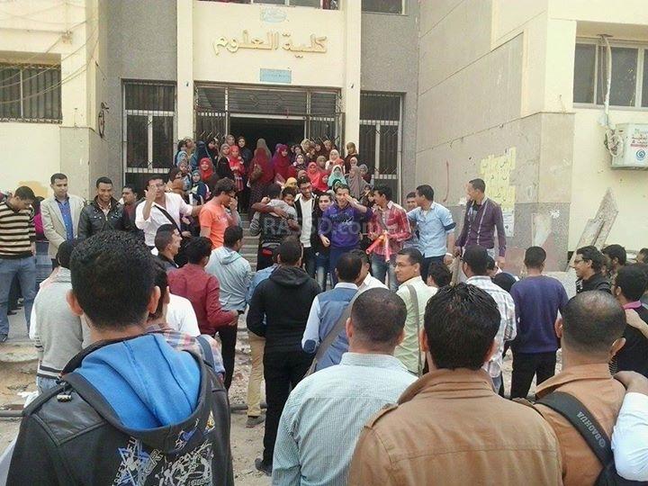 طلاب علوم الفيوم يحتفلون بخروج جميع زملائهم المعتقلين