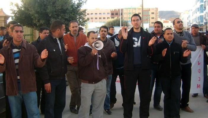 متظلمو الـ”30 ألف معلم” يتظاهرون أمام الوزارة