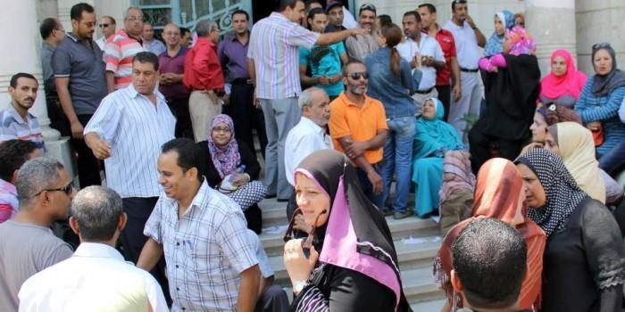 العاملون في”عين شمس ” يحتجون للمطالبة بحقوقهم المالية