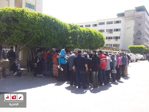 موظفو محو أمية بكفر الشيخ يتظاهرون أمام المحافظة لتثبيتهم