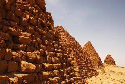 تاريخ الآثار المنسية في السودان.. من "الكرو" إلى 177 هرمًا - شبكة رصد الإخبارية