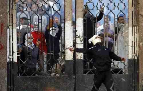 للمرة الثانية.. طلاب الأزهر يهدمون سور المدينة الجامعية