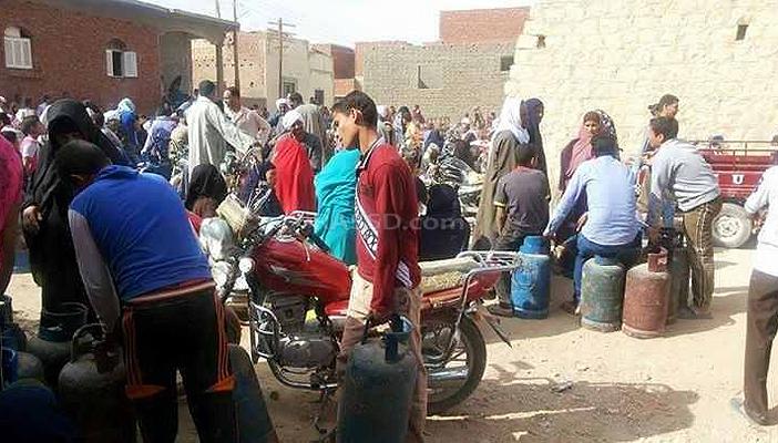 أهالي الفيوم يعودون للطهي بالحطب بسبب نقص الغاز