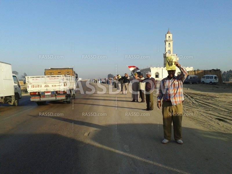 سلسلة بشرية لـ”دعم الشرعية” بالنوبارية رفضا للانقلاب