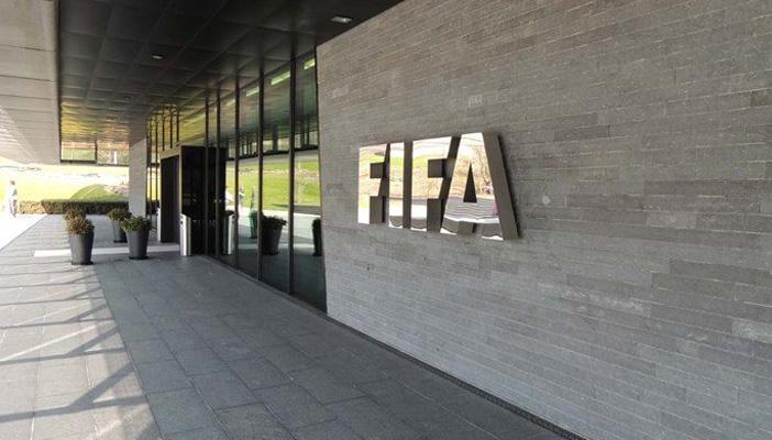 لأول مرة.. حكم سوداني “يلكم” لاعبًا ويطرده و3 من زملائه