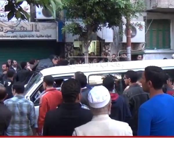 بالفيديو..لحظة فك الحصار عن الاخوان بمسجد الحمد اليوم