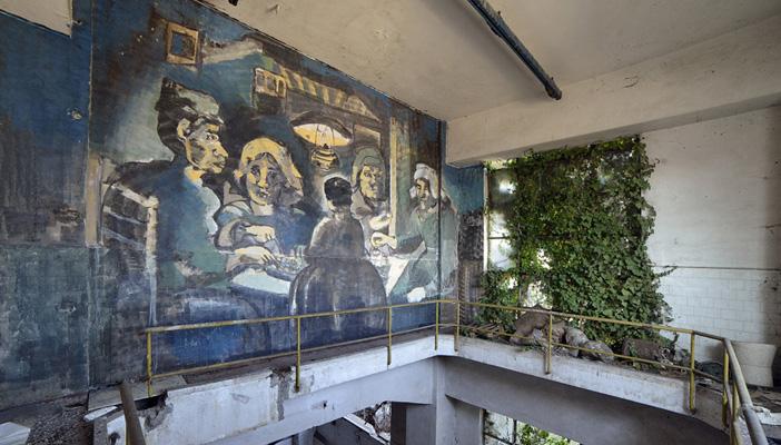 بالصور.. جدران مصنع مهجور في روما تتحول إلى لوحة فنية