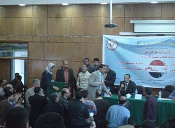 طلاب”تربية دمنهور”يجبرون المحافظ على الهرب بالهتاف ضده