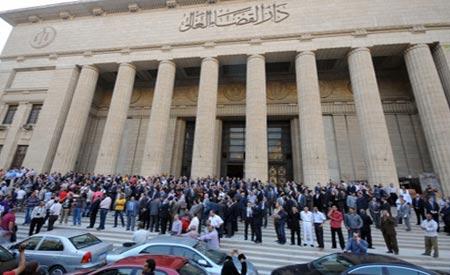 وقفه  أمام “القضاء العالي” احتجاجا على أمر ضبط النشطاء