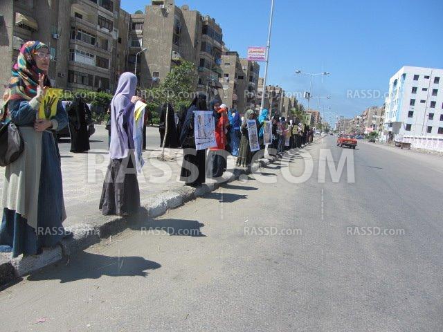 سلسلة لـ”نساء ضد الانقلاب” ببورسعيد رفضا لأحكام القضاء