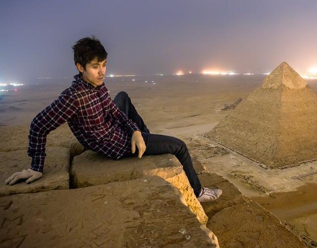 شاب يعتصم أعلى هرم “خوفو” ويشترط وجبة بطاطس لنزوله