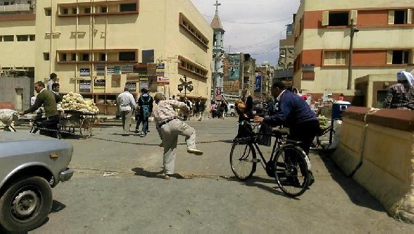 مزلقانات أسيوط “سداح مداح” للمارة وقت عبور القطارات