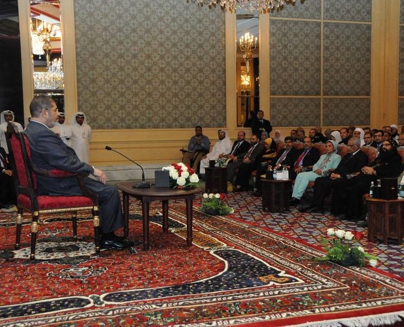 مرسي للمصريين بقطر: مصر لن تنهار اقتصاديا