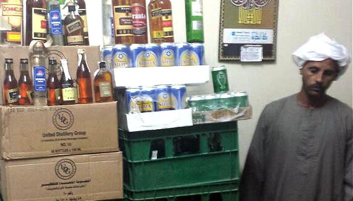 ضبط 184 زجاجة خمور بحوزة عاطل في أسيوط