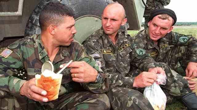 أمريكا تقدم مساعدات غذائية جافة للجيش الأوكراني