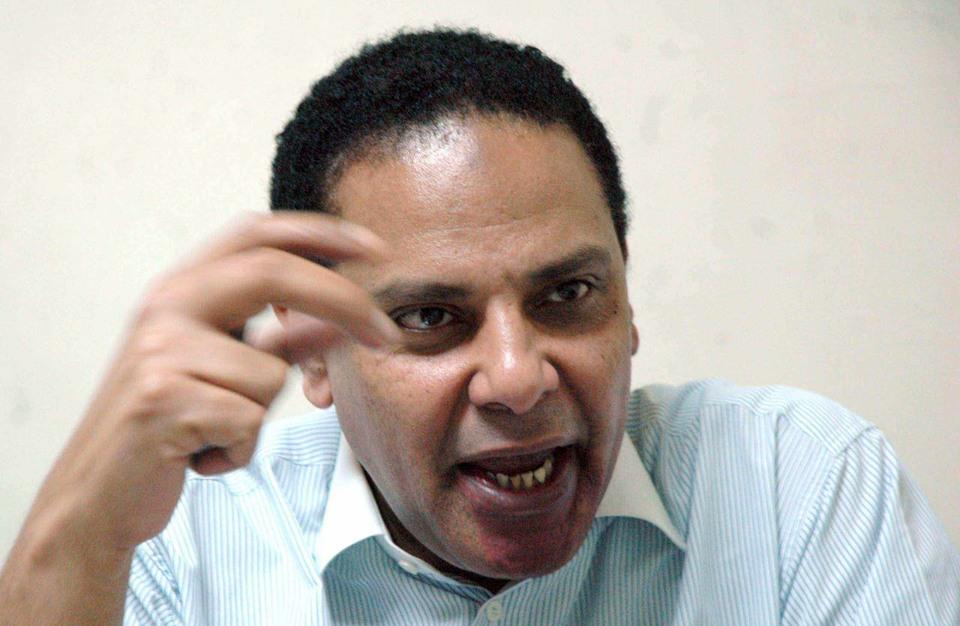 الأسواني: الشباب في السجون و”عزمي” يتصالح مع الحكومة وينعم بالحرية