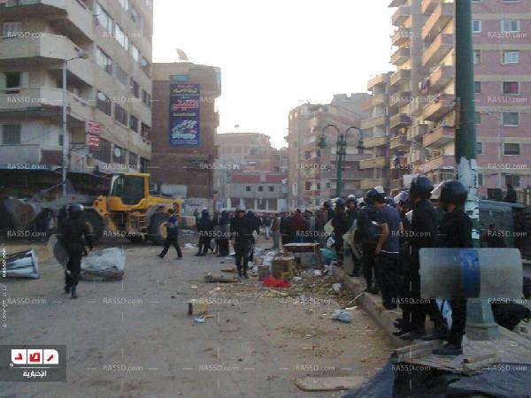 قوات الأمن تزيل التعديات علي سوق المعهد الديني بالعصافرة