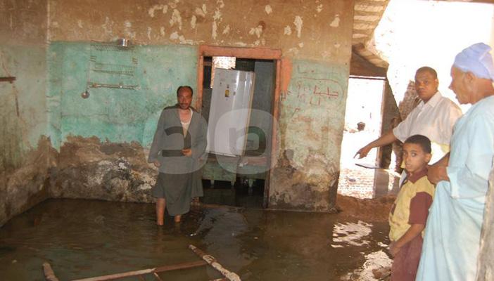 منازل “منفلوط” بمحافظة أسيوط تغرق في مياه الصرف الصحي