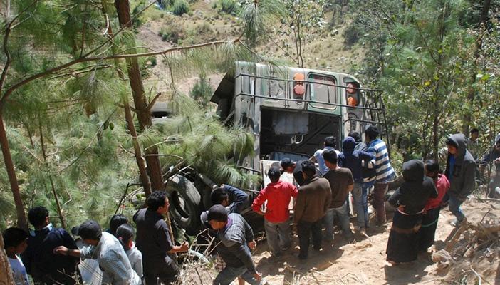 مصرع 19 بينهم امرأة حامل بعد سقوط حافلة غرب جواتيمالا