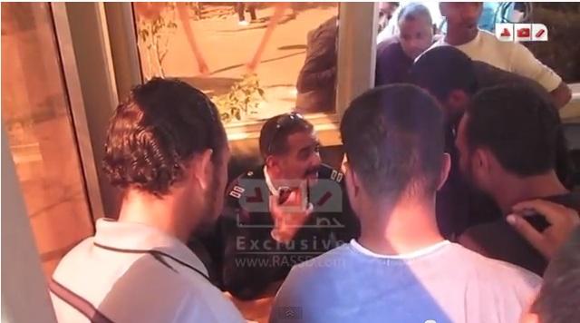 بالفيديو .. أمين شرطة بمدينة نصر يفرض إتاوات على السائقين